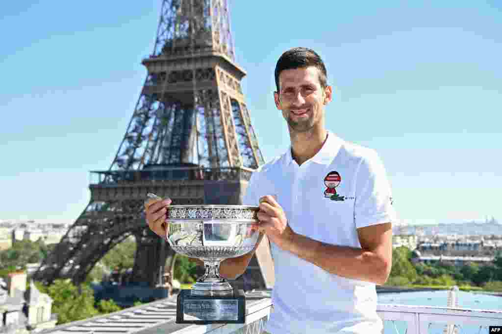 올해 &#39;프렌치 오픈&#39; 테니스 대회 남자단식에서 우승한 세르비아의 노박 조코비치 선수가 파리 에펠탑을 배경으로 기념촬영을 했다.
