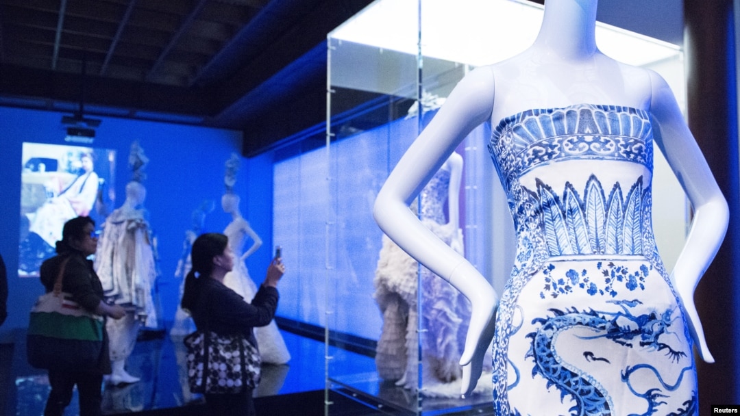 Wartawan melihat-lihat pameran dalam malam gala Metropolitan Museum of Art Costume Institute Gala Benefit dengan tema "China: Through the Looking Glass," di New York (4/5). (Reuters/Stephanie Keith)