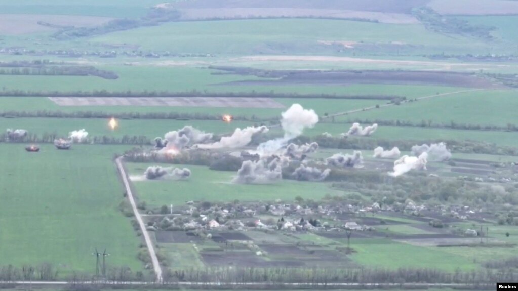 俄军的装甲部队在伊久姆附近遭到打击。(photo:VOA)