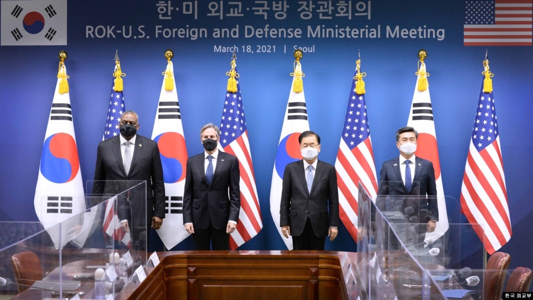 18일 한국 서울 외교부청사에서 미한 '2+2' 외교·국방장관 회의가 열렸다. 왼쪽부터 미국의 로이드 오스틴 국방장관, 토니 블링컨 국무장관, 한국의 정의용 외교장관, 서욱 국방장관. 사진=한국 외교부.