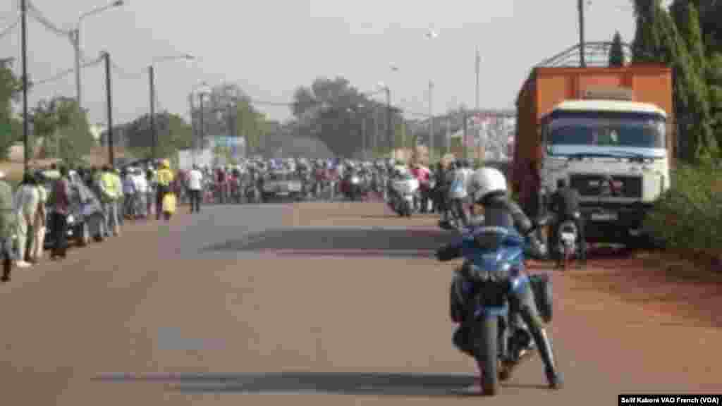 Les cyclistes du Tour du Faso après leur depart de Yako à Ziniaré lors de la 2e étape, samedi 31 octobre 2015. Photo Salif Kabore VOA