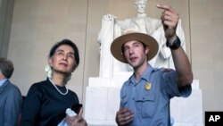 Bà Aung San Suu Kyi tham quan Đài tưởng niệm Lincoln ở thủ đô Washington, Hoa Kỳ, ngày 14/9/2016.