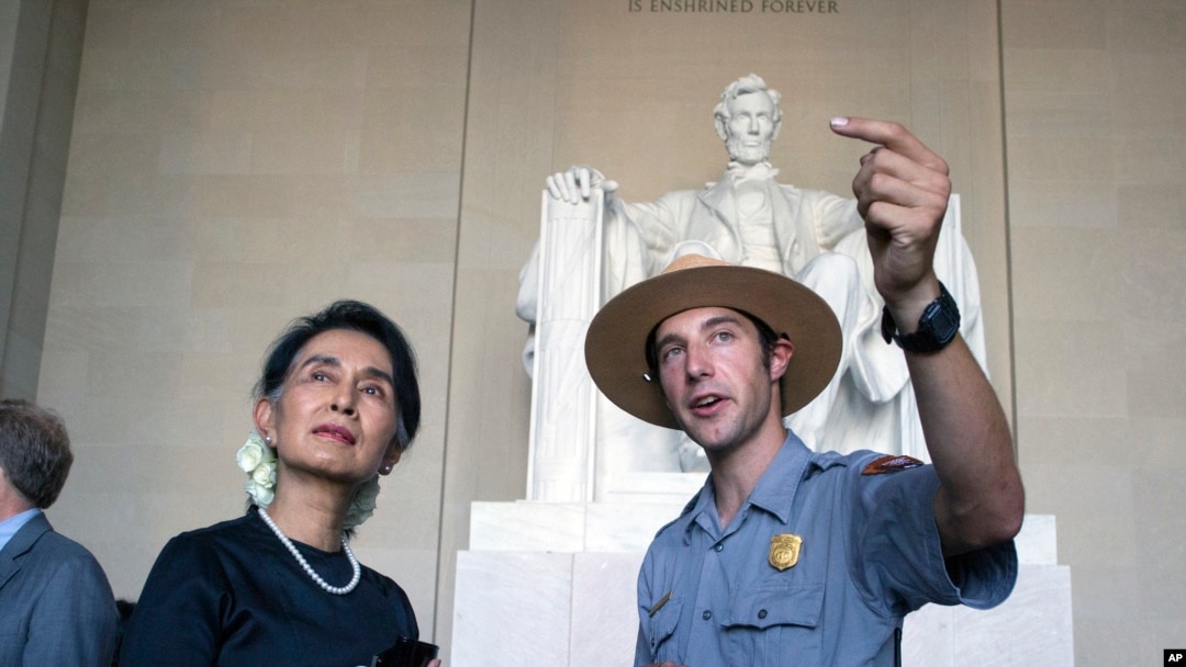 Pemimpin de facto Myanmar, Aung San Suu Kyi, saat melakukan kunjungan ke Lincoln Memorial didampingi oleh petugas Taman National Heath Mitchell di Washington, 14 September 2016. (AP Photo/Cliff Owen)