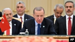 Erdoğan, Özbekistan'daki temasları sonrası uçakta gazetecilere açıklamalarda bulundu