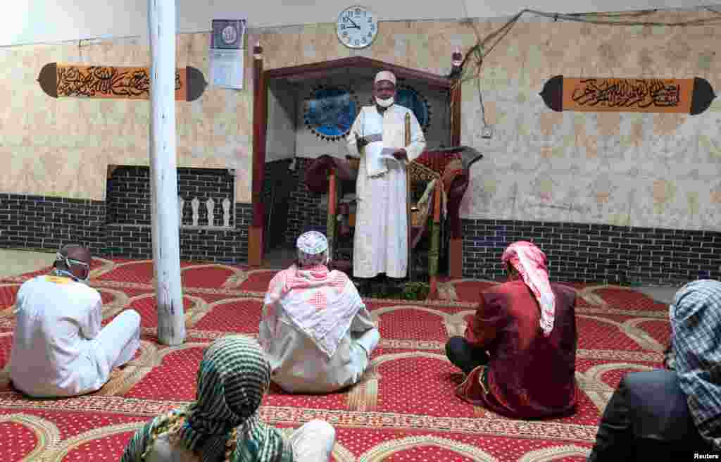 Imam Mohamed Kariuki akitoa khouthba ya Eid al-Fitr ndani ya msikiti mjini Nairobi, Kenya.