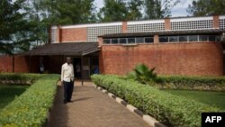 Un homme marche devant l'église de Nyamata, au Rwanda, le 12 mars 2014.