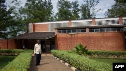 Un homme marche devant l'église de Nyamata, au Rwanda, le 12 mars 2014.