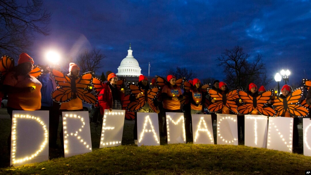 Para pengunjuk rasa pendukung DACA, sebuah program yang melindungi imigran gelap yang masuk ke AS ketika masihh anak-anak, berkumpul di luar Capitol, di Washington, 21 Januari 2018.