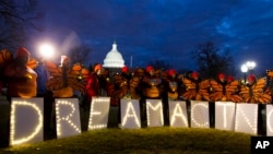 Para pengunjuk rasa pendukung DACA, sebuah program yang melindungi imigran gelap yang masuk ke AS ketika masihh anak-anak, berkumpul di luar Capitol, di Washington, 21 Januari 2018.