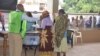 Senhoras votam na Escola Secundária da Polana, Maputo, Moçambique. Outubro 15, 2014