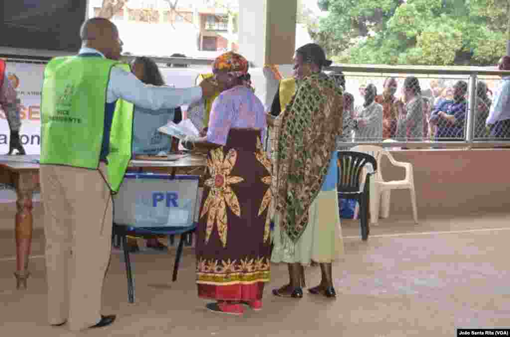 Senhoras votam na Escola Secundária da Polana, Maputo, Moçambique. Outubro 15, 2014