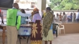 Senhoras votam na Escola Secundária da Polana, Maputo, Moçambique. Outubro 15, 2014