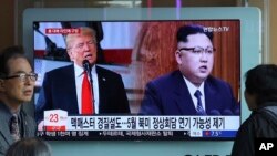 Un écran de télévision montre le dirigeant nord-coréen Kim Jong Un, à droite, et le président américain Donald Trump lors d'un programme d'information à la gare de Séoul, Corée du Sud, 17 mars 2018.