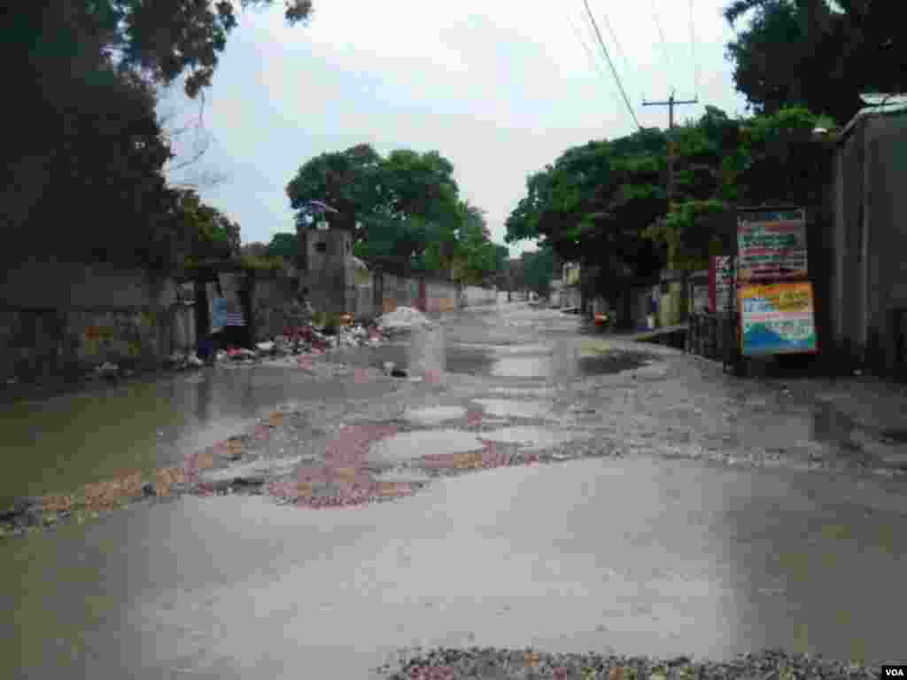 Picture showing water on the street of Clercine near Port-au-Prince, Haiti, Oct. 4, 2016. (F. Lisne/VOA)