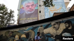 د تهران په یوه لاره کې د حماس د نوي ټاکل شوي مشر یحیا سېنوار تصویر لګول شوی دی