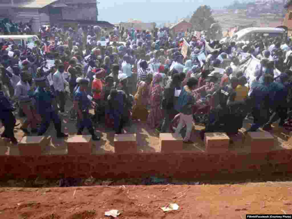 Des milliers des personnes ont manifesté pacifiquement pour exiger la tenue de l’élection présidentielle avant la fin de 2016 comme prévue dans la Constitution congolaise à Bukavu, province du Sud-Kivu, 23 juillet 2016. (Photo Filimbi/Facebook)