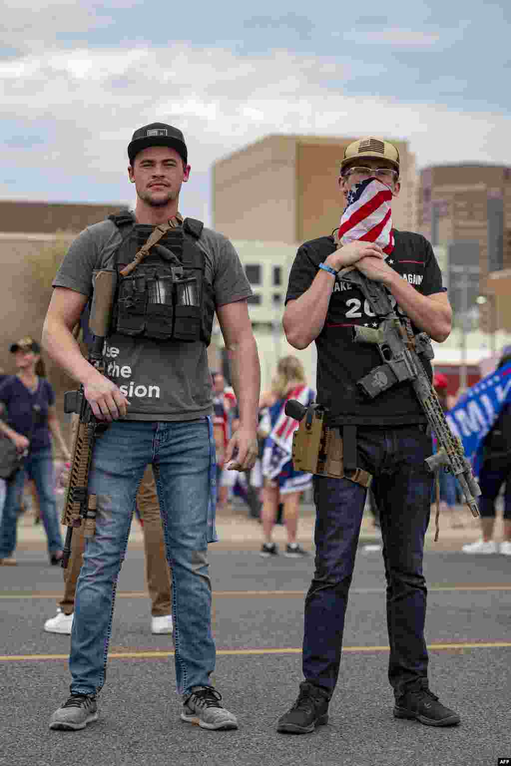 Los partidarios del presidente de Estados Unidos, Donald Trump, protestan frente al Departamento de Elecciones del condado de Maricopa mientras se cuentan los votos en Phoenix, Arizona, el 6 de noviembre de 2020.