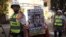 Un estudiante de Sao Paulo muestra un cartel con fotos de Manning, Snowden y Assange que pide democracia en las calles y en las redes sociales.