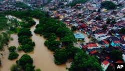 Esta toma aérea muestra inundaciones provocadas por intensas lluvias en la ciudad de Itapetinga, en el sur del estado de Bahía, el domingo 26 de diciembre de 2021, en Brasil.