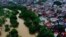 Esta toma aérea muestra inundaciones provocadas por intensas lluvias en la ciudad de Itapetinga, en el sur del estado de Bahía, el domingo 26 de diciembre de 2021, en Brasil.