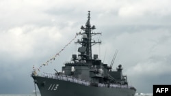 日本海上自衛隊驅逐艦“漣”號星期三上午從東中國海進入了台灣海峽。圖為該艦於2017年在新加坡樟宜海軍基地附近的海峽參加新加坡海軍成立50週年慶祝活動。 (法新社：2017年5月15日)