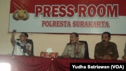 Kepala BNPT Tito Karnavian, Kapolri Jendral Badrodin Haiti, dan Walikota Solo Hadi Rudyatmo. Surakarta, Jawa Tengah (foto: Y. Satriawan/VOA)