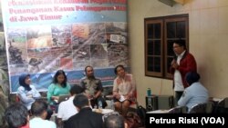 Diskusi Publik Peringatan Hari HAM di kantor KontraS Surabaya menuntut negara hadir dalam kasus pelanggaran HAM, 10 Des 2014 (VOA/Petrus)