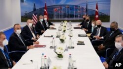 조 바이든 미국 대통령(오른쪽 가운데)과 레제프 타이이프 에르도안 터키 대통령이 14일 벨기에 브뤼셀에서 첫 정상회담을 했다.