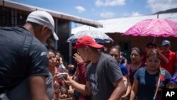 Guatemala MexiLugareños en Guatemala ofrecen refrescos a los mexicanos que huyeron de su pueblo de Amatenango, México, y cruzaron la frontera hacia Ampliación Nueva Reforma, Guatemala, para escapar de la violencia de los cárteles en México, el jueves 25 de julio de 2024.