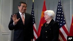 Menteri Keuangan AS Janet Yellen menyambut Wakil PM China He Lifeng di San Francisco, California hari Kamis (11/9). 