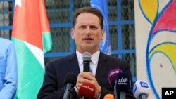 Pierre Krahenbuhl, kepala Badan PBB untuk Urusan Pengungsi Palestina (UNRWA), menghadiri upacara menandai tahun ajaran baru di sekolah-sekolah UNRWA di kamp pengungsi Palestina Al-Wehdat, Amman, Yordania, September 2018. 