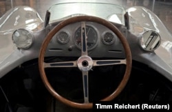 Mobil Mercedes yang dikendarai Stirling Moss dan juara dunia Formula Satu lima kali, Juan Manuel Fangio, pada 1955, terparkir di Fellbach dekat Stuttgart, Jerman, 24 Januari 2025. (Foto: REUTERS/Timm Reichert)