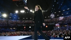 Nënpresidentja Kamala Harris duke mbërritur në tubimin në Wisconsin (30 tetor 2024)