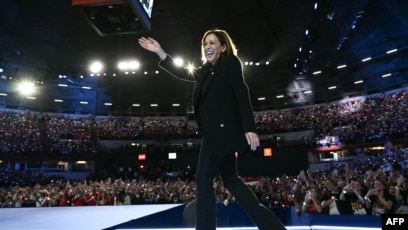 Nënpresidentja Kamala Harris duke mbërritur në tubimin në Wisconsin (30 tetor 2024)