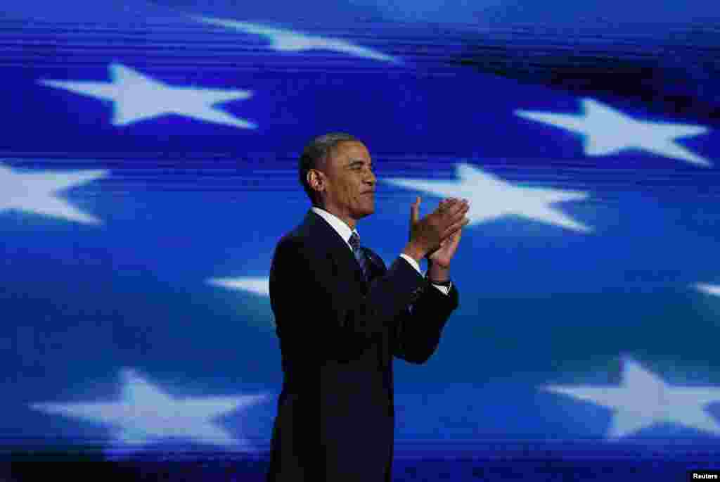 Le pr&eacute;sident Obama r&eacute;pondant aux applaudissements &agrave; Charlotte REUTERS/Jessica Rinaldi (UNITED STATES - Tags: POLITICS ELECTIONS) 