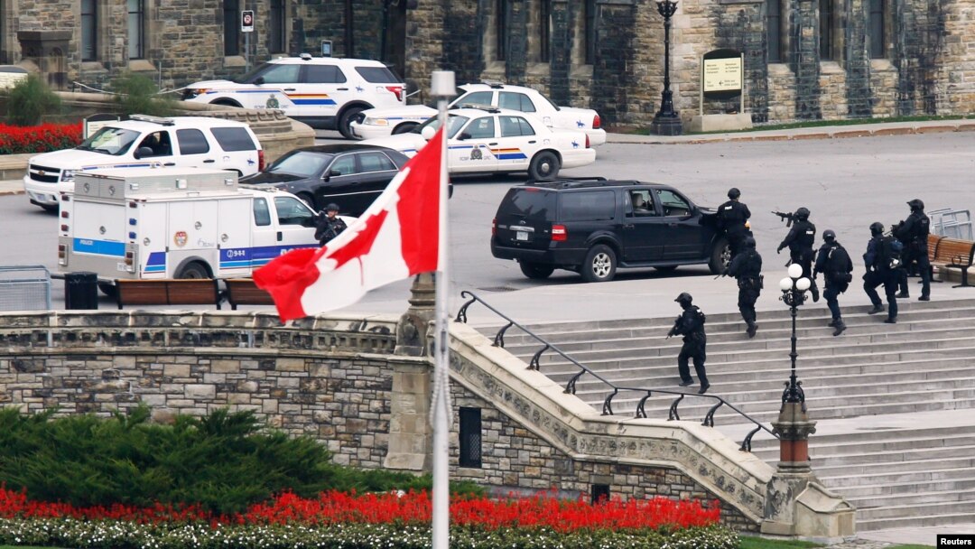 Pasukan bersenjata Kanada mendekati Gedung parlemen menyusul penembakan di Ottawa (22/10). PM Kanada, Stephen Harper terpaksa membatalkan acara untuk Malala Yousafzai pada hari iru.