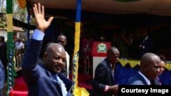 Le président Pierre Nkurunziza salue la foule lors du 55e anniversaire de l’indépendance au stade Prince Louis Rwagasore, Bujumubura, Burundi, 1er juillet 2017.