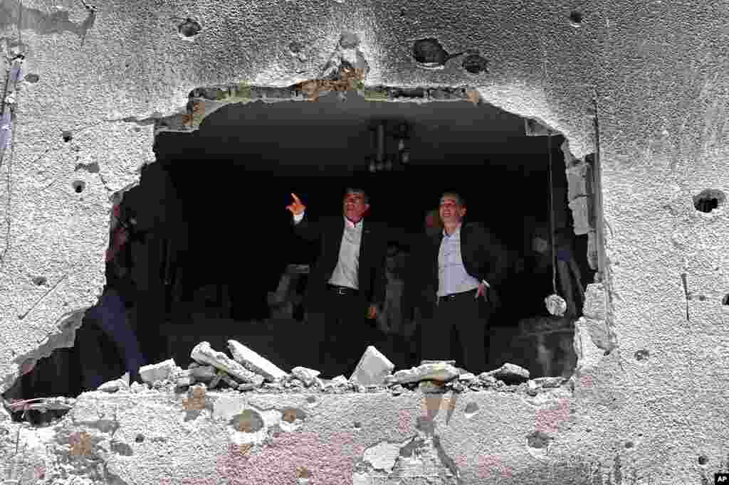 German Foreign Minister Heiko Maas, right, and Israeli Foreign Minister Gabi Ashkenazi visit the site of a rocket attack in the central Israeli city of Petah Tikvah.