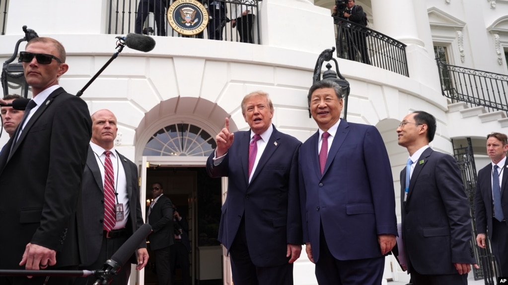 唐纳德·特朗普总统与中国国家主席习近平一同巡视白宫南草坪后,向记者发表讲话。(2026年9月24日)