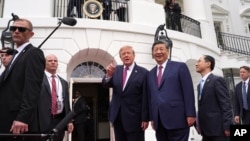 唐纳德·特朗普总统与中国国家主席习近平一同巡视白宫南草坪后，向记者发表讲话。(2026年9月24日)