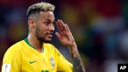 Le brésilien Neymar fait un geste après la victoire du Brésil à l’issue du match du groupe E contre la Serbie, à la Coupe du monde 2018, stade Spartak, Moscou, Russie, 27 juin 2018.