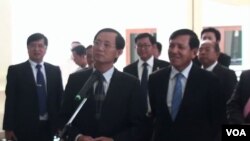 Wakil dari partai yang berkuasa di Kamboja, CPP dan partai oposisi CNRP dalam pembicaraan di Phnom Penh hari Selasa (5/11). 