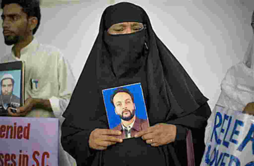 Pakistani Shansum Nasa holds a photo of her son, Atiq ur Rehman, who disappeared in 2004, during a demonstration outside the International Committee of the Red Cross in Islamabad, Pakistan, Jul 23, 2008 (file photo)