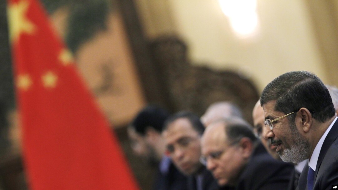 Egypt's President Mohammed Morsi speaks to his Chinese counterpart Hu Jintao (not shown) during their meeting at the Great Hall of the People in Beijing, China, August 28, 2012.