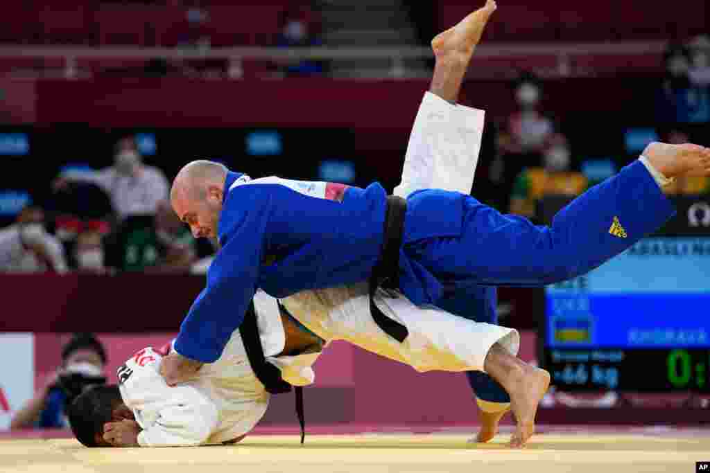 Ukraine&#39;s Davyd Khorava, right, competes against Azerbaijan&#39;s naming Abasli in men&#39;s 66kg judo bronze medal match at the Tokyo 2020 Paralympic Games, Aug. 27, 2021, in Tokyo.