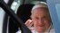 El papa saluda desde un auto tras salir del hospital policlínico universitario Agostino Gemelli en Roma, el 16 de junio de 2023, nueve días después de someterse a una operación abdominal.