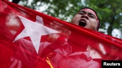 Seorang demonstran berteriak dalam aksi protes, yang menandai peringatan tahunan kudeta militer Myanmar, di luar kantor PBB di Bangkok, Thailand, pada 1 Februari 2024. (Foto: Reuters/Chalinee Thirasupa)