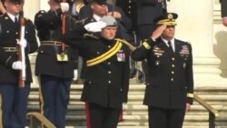 Príncipe Harry visita Cementerio de Arlington