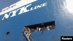 حوثی‌ها در کشتی «گالکسی لیدر» که ماه گذشته میلادی را تصرف کردند. آرشیو