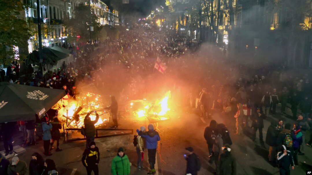 Demonstranti na ulicama Tbilisija, glavnog grada Gruzije (Foto: AP/Zurab Tsertsvadze)

